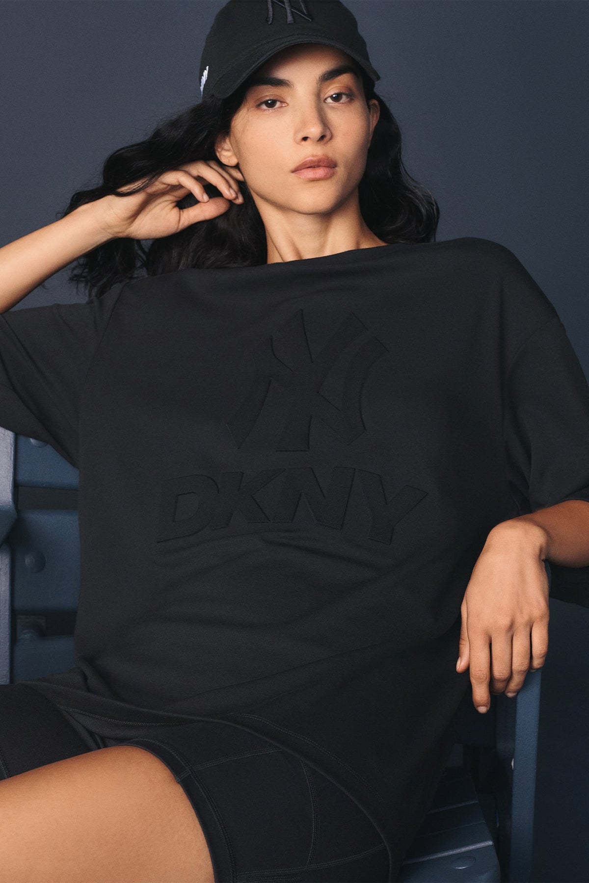 DKNY X YANKEES SHORT-SLEEVE EMBOSSED TEE Black | DKNY
