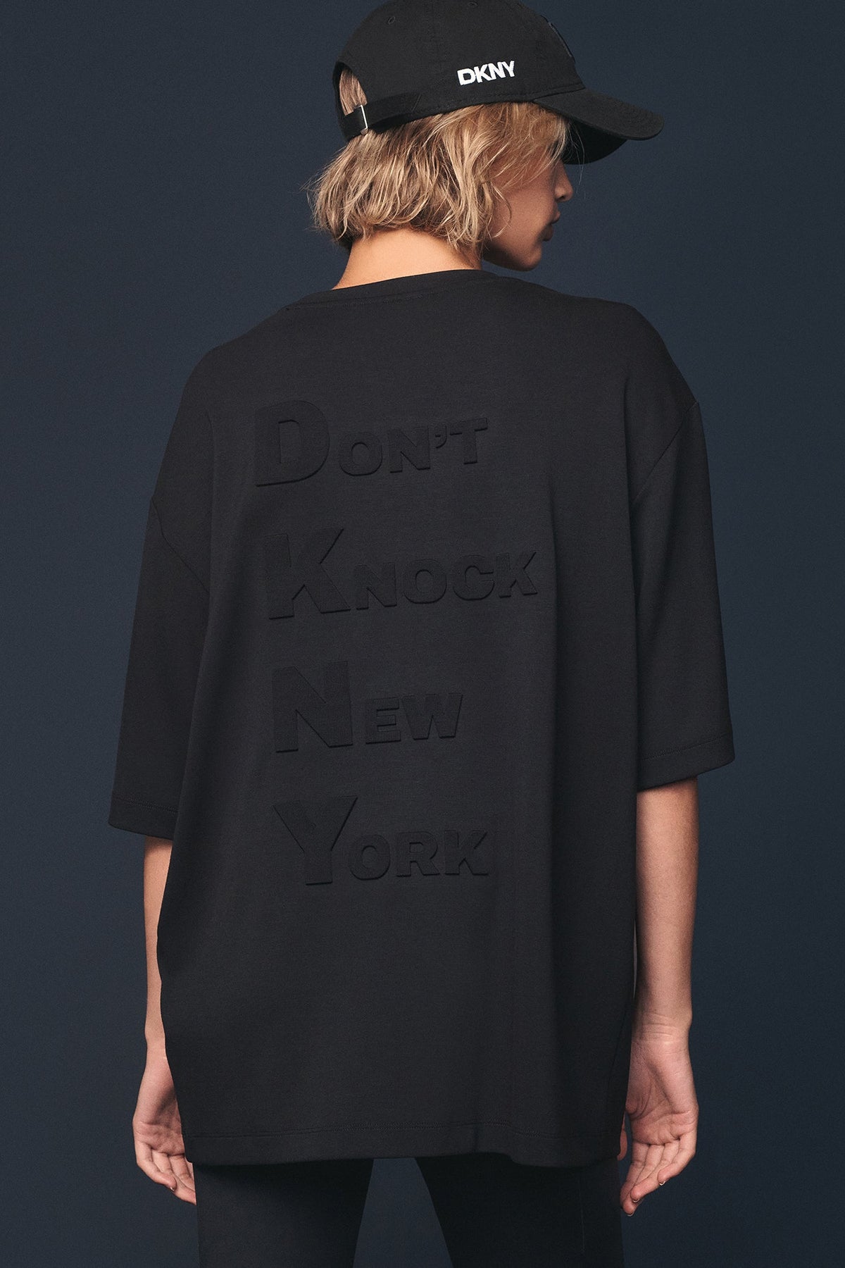 DKNY X YANKEES SHORT-SLEEVE EMBOSSED TEE Black | DKNY