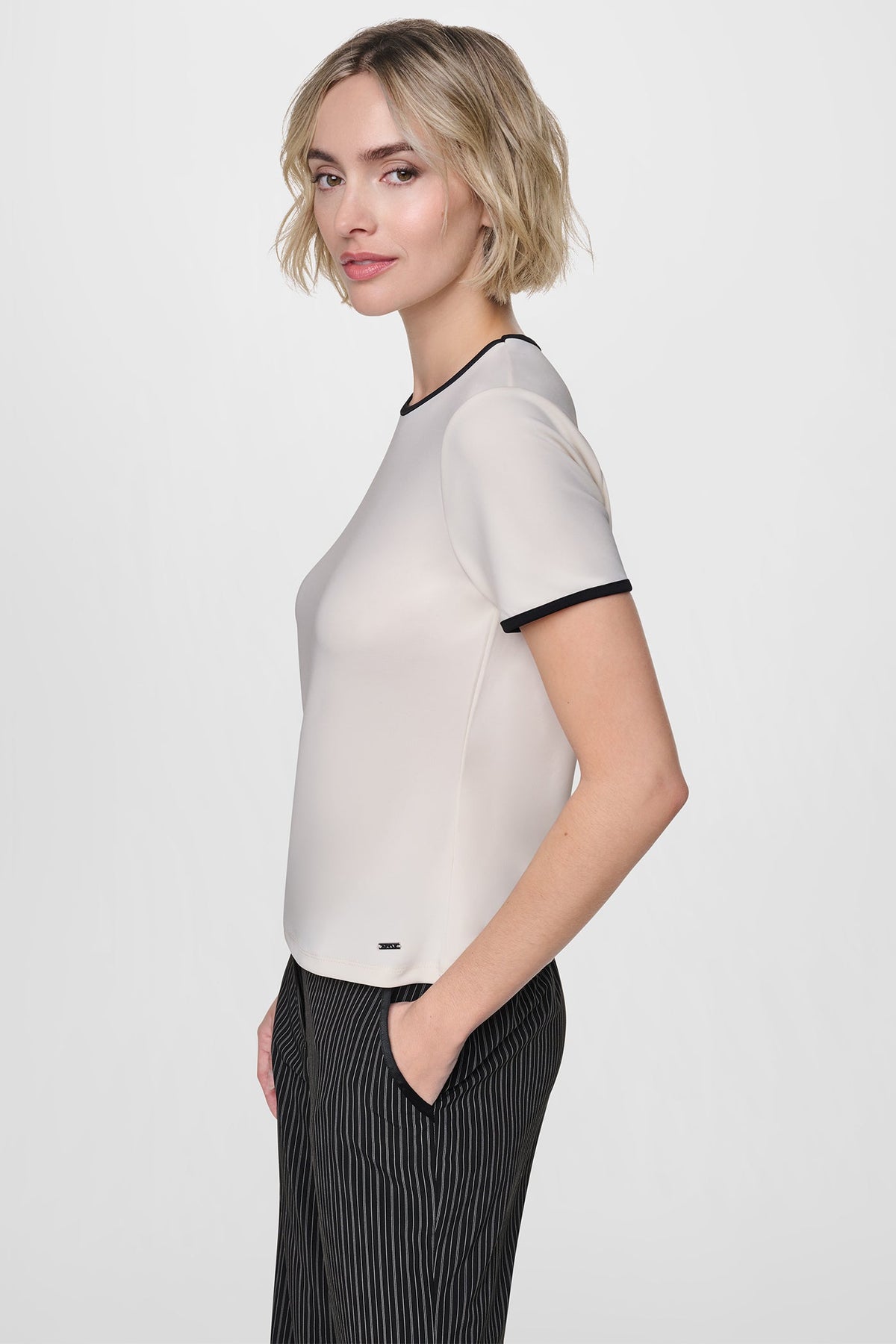 CONTRAST TRIM TEE Coconut/Black | DKNY