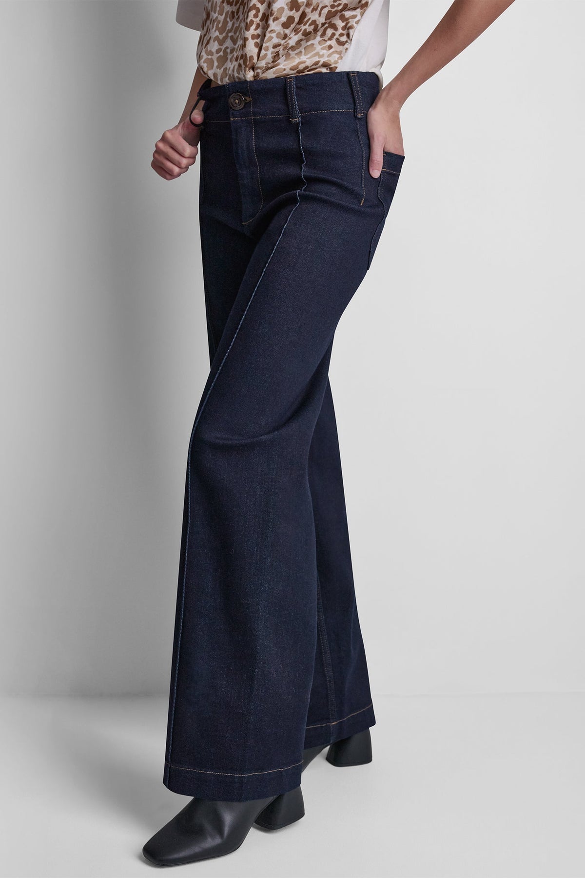 HIGH-RISE PINTUCKED WIDE-LEG JEAN Espresso | DKNY