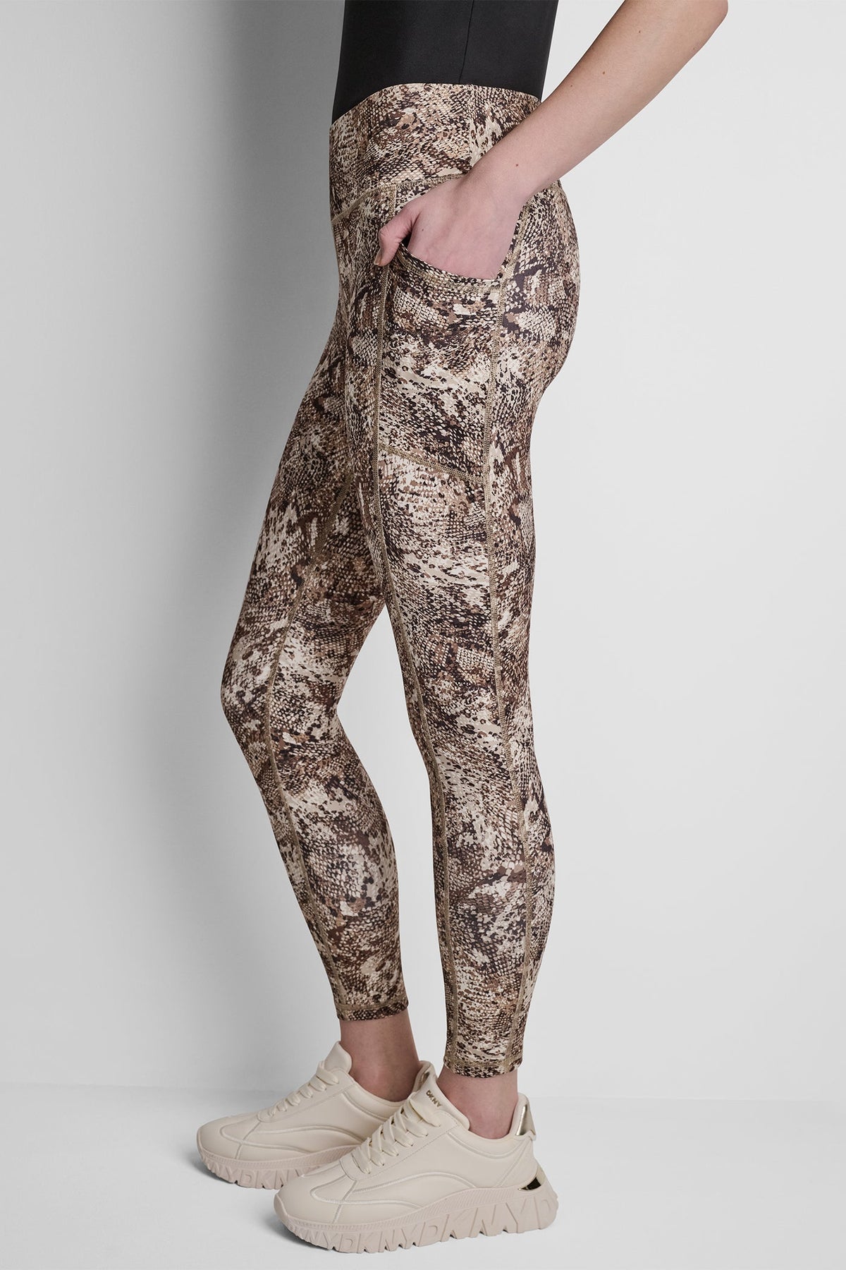 HIGH-RISE LOGO-JACQUARD 7/8-LENGTH ELEVATE LEGGING DKNY Logo Scatter Punch | DKNY