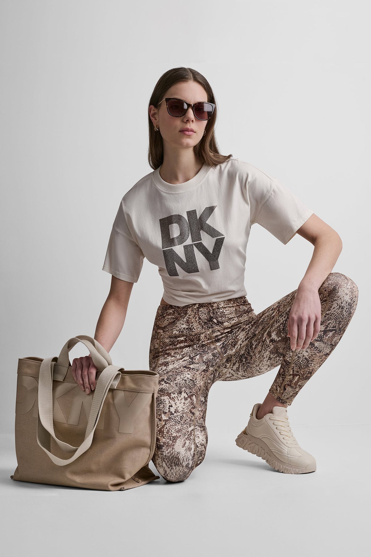 HIGH-RISE LOGO-JACQUARD 7/8-LENGTH ELEVATE LEGGING DKNY Logo Scatter Punch | DKNY