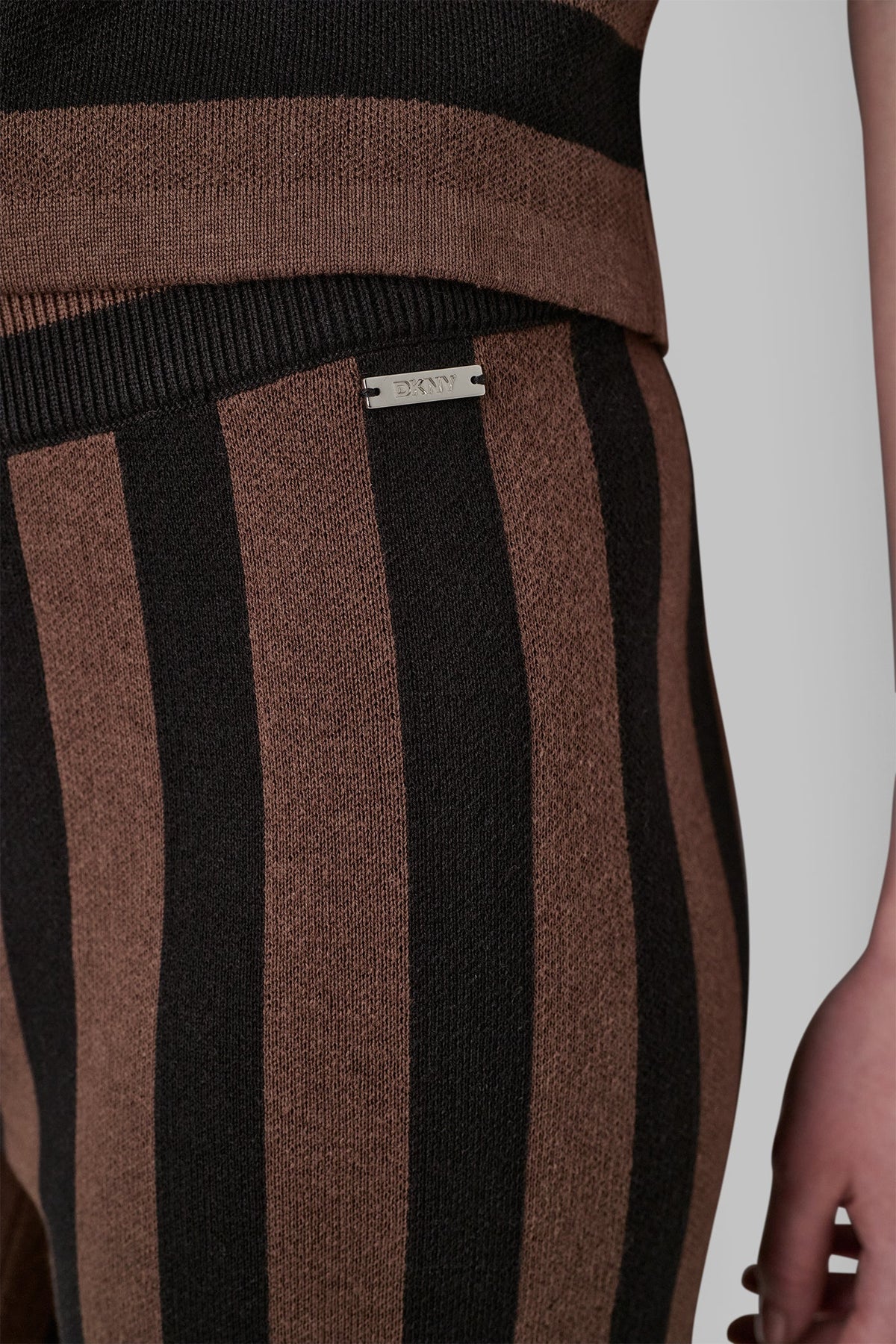 HIGH-RISE STRIPED PULL-ON FLARE PANT Chestnut/Black | DKNY