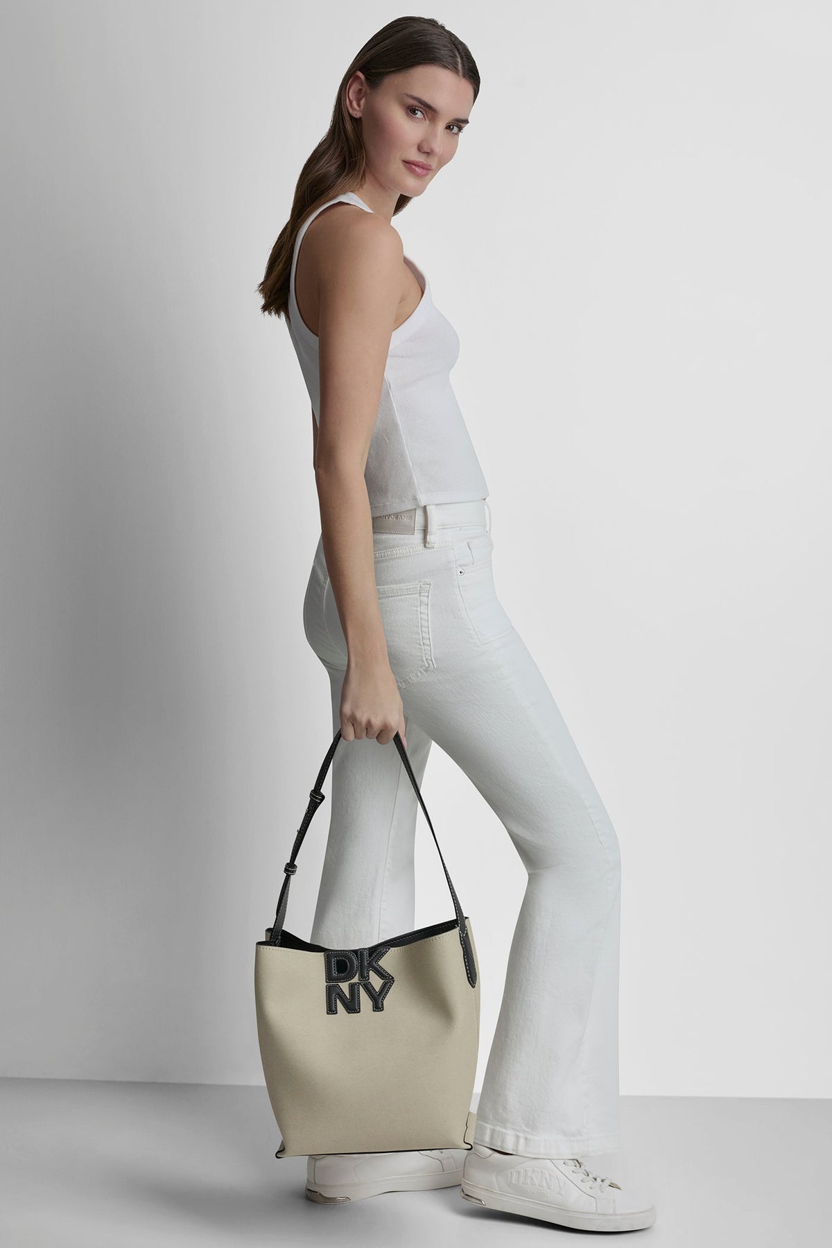 NICOLE LOGO BUCKET BAG Natural/Black | DKNY