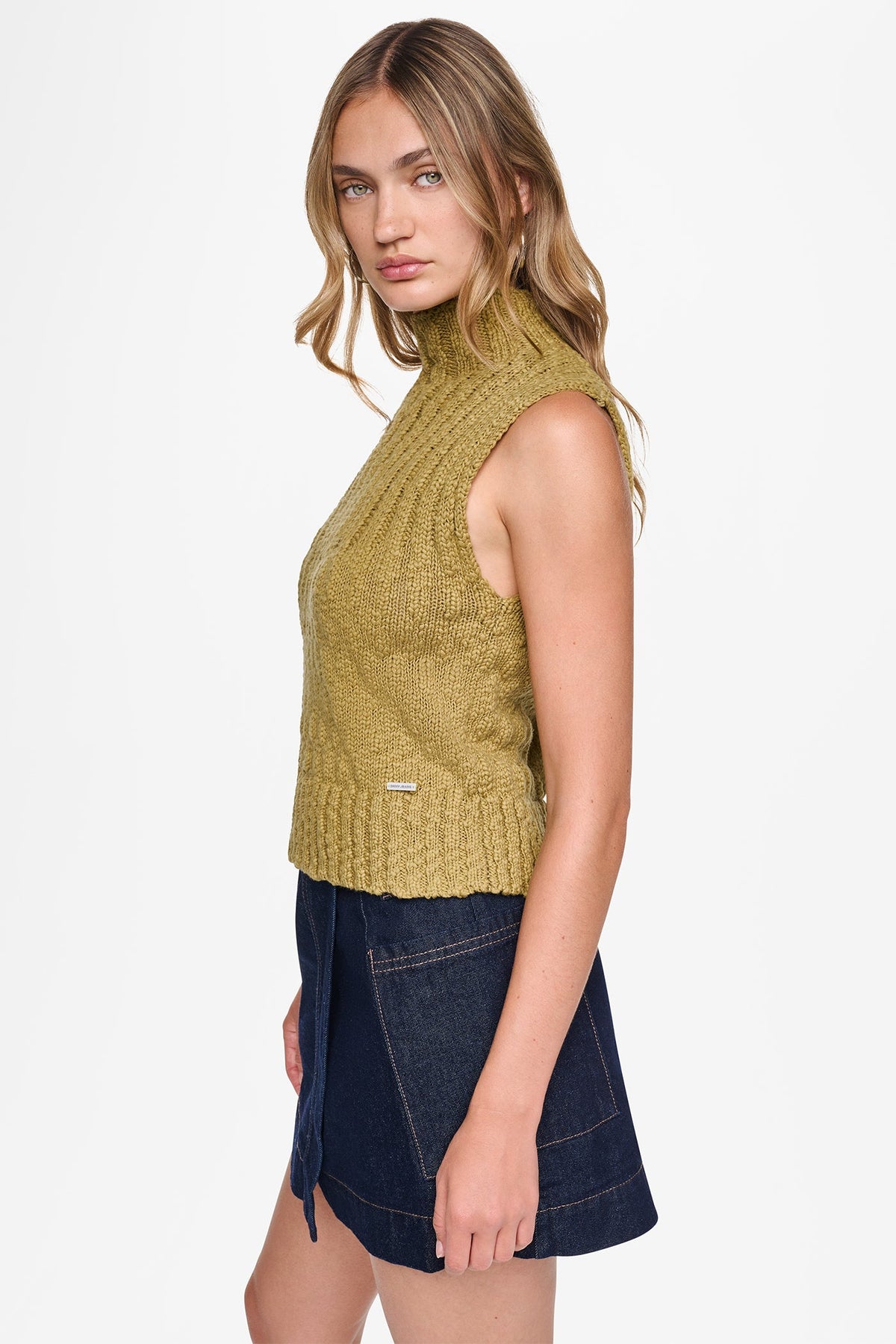 RIBBED MOCK-NECK SWEATER VEST Eggnog | DKNY