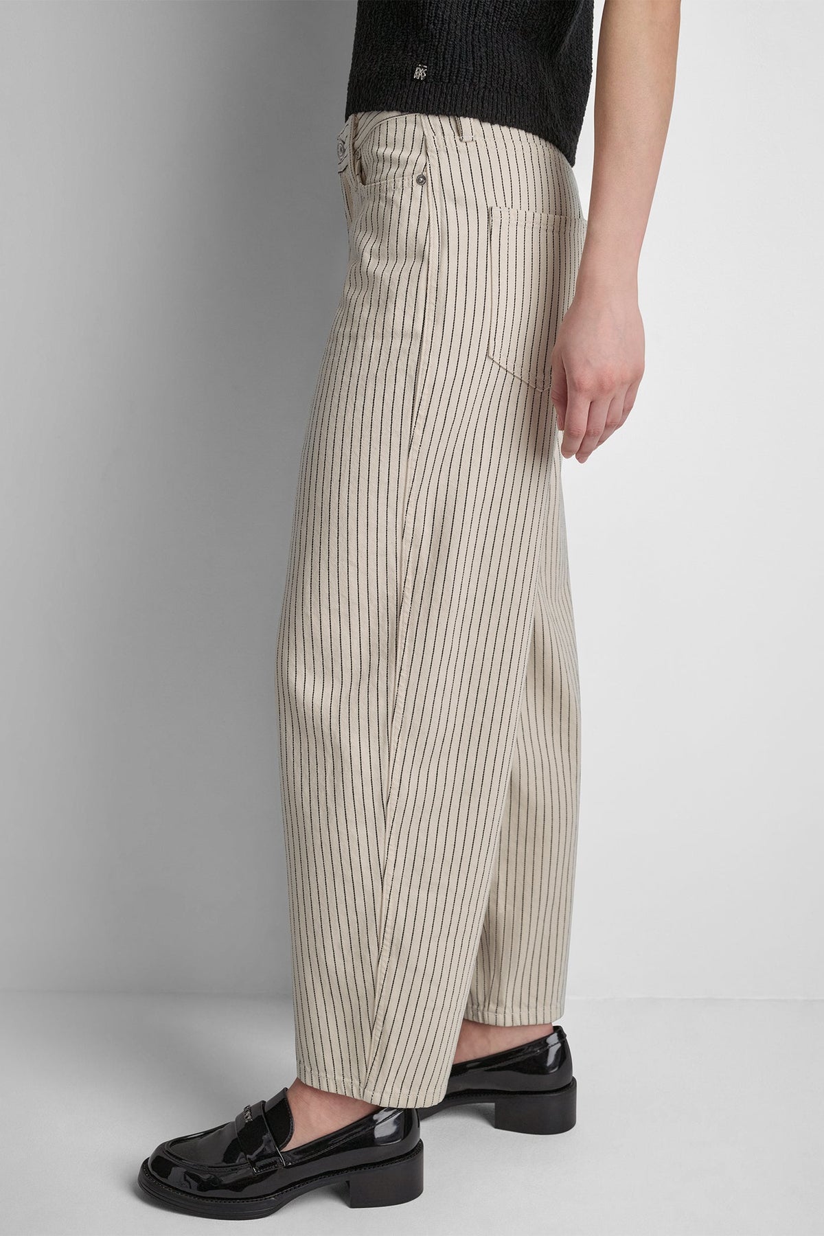 MID-RISE BABY BARREL LEG Ivory/Black | DKNY