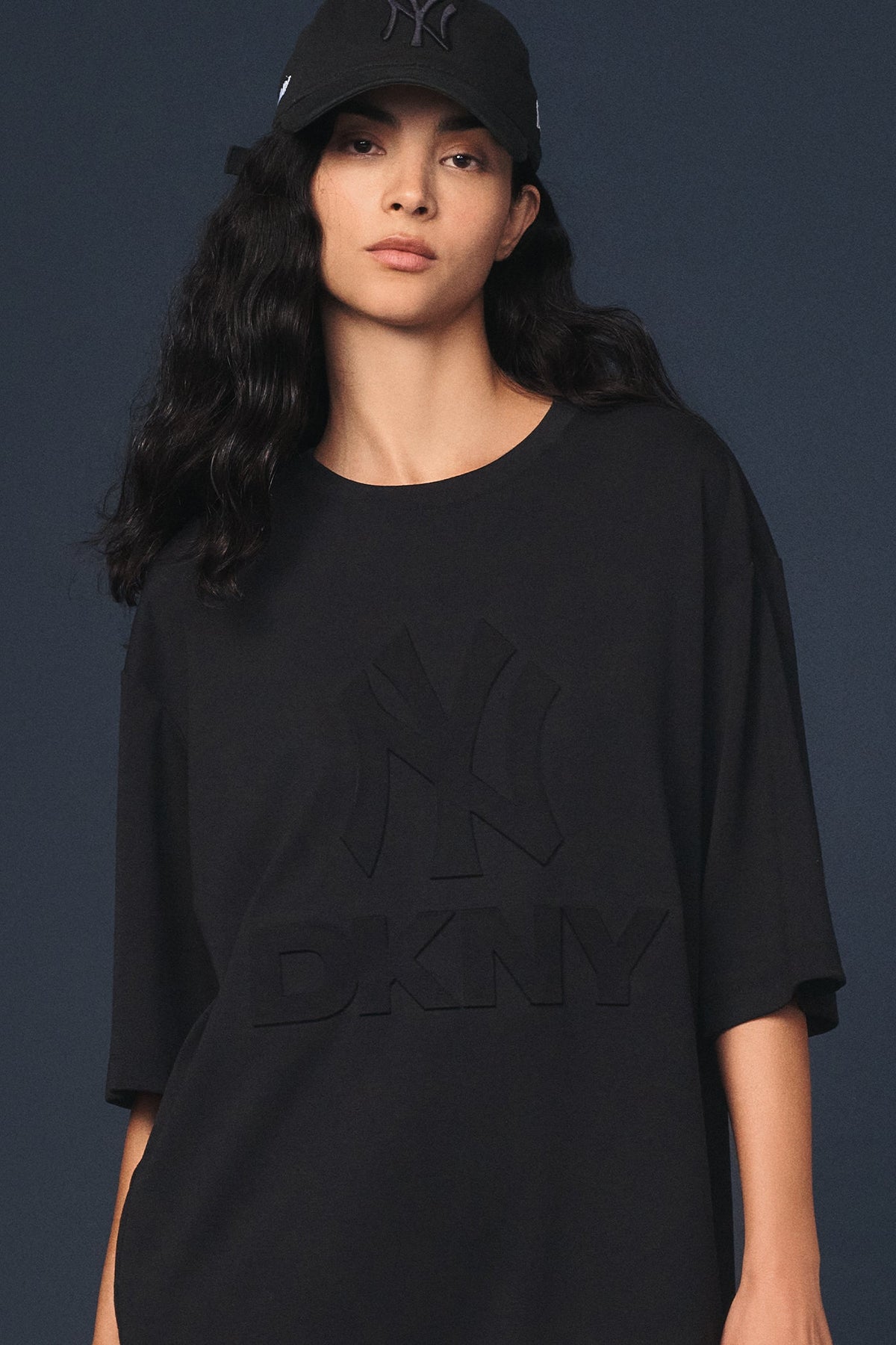 DKNY X YANKEES SHORT-SLEEVE EMBOSSED TEE Black | DKNY