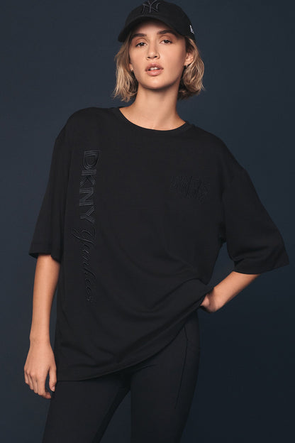 DKNY X YANKEES SHORT-SLEEVE EMBOSSED TEE Black | DKNY