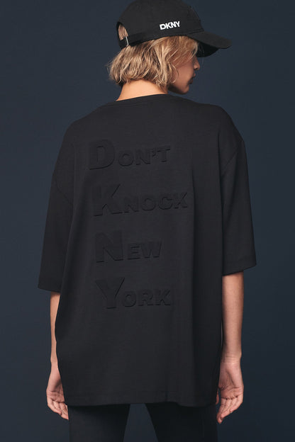 DKNY X YANKEES SHORT-SLEEVE EMBOSSED TEE Black | DKNY