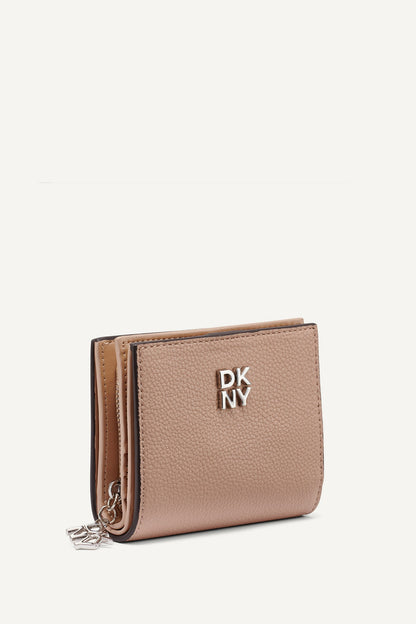 SARAH BIFOLD ZIP WALLET Black/Silver | DKNY