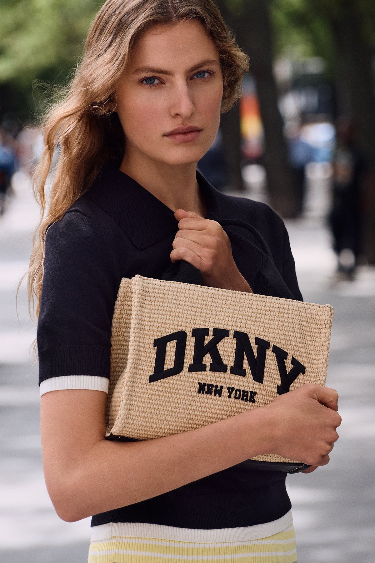 HADLEE SMALL STRAW LOGO TOTE Natural/Black | DKNY
