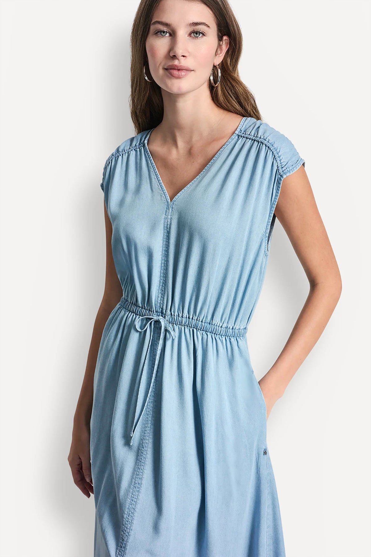 RUCHED V-NECK DRESS WITH TIE WAIST Chambray | DKNY