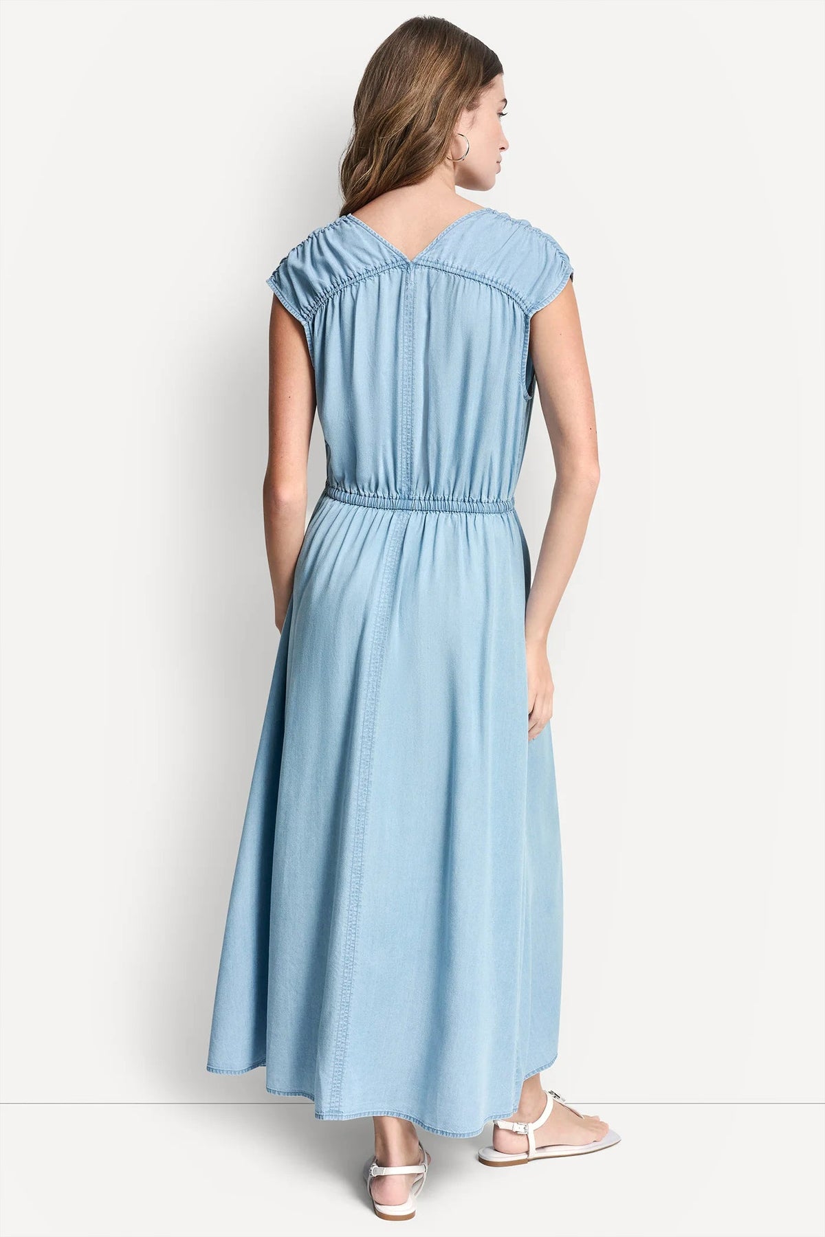 RUCHED V-NECK DRESS WITH TIE WAIST Chambray | DKNY