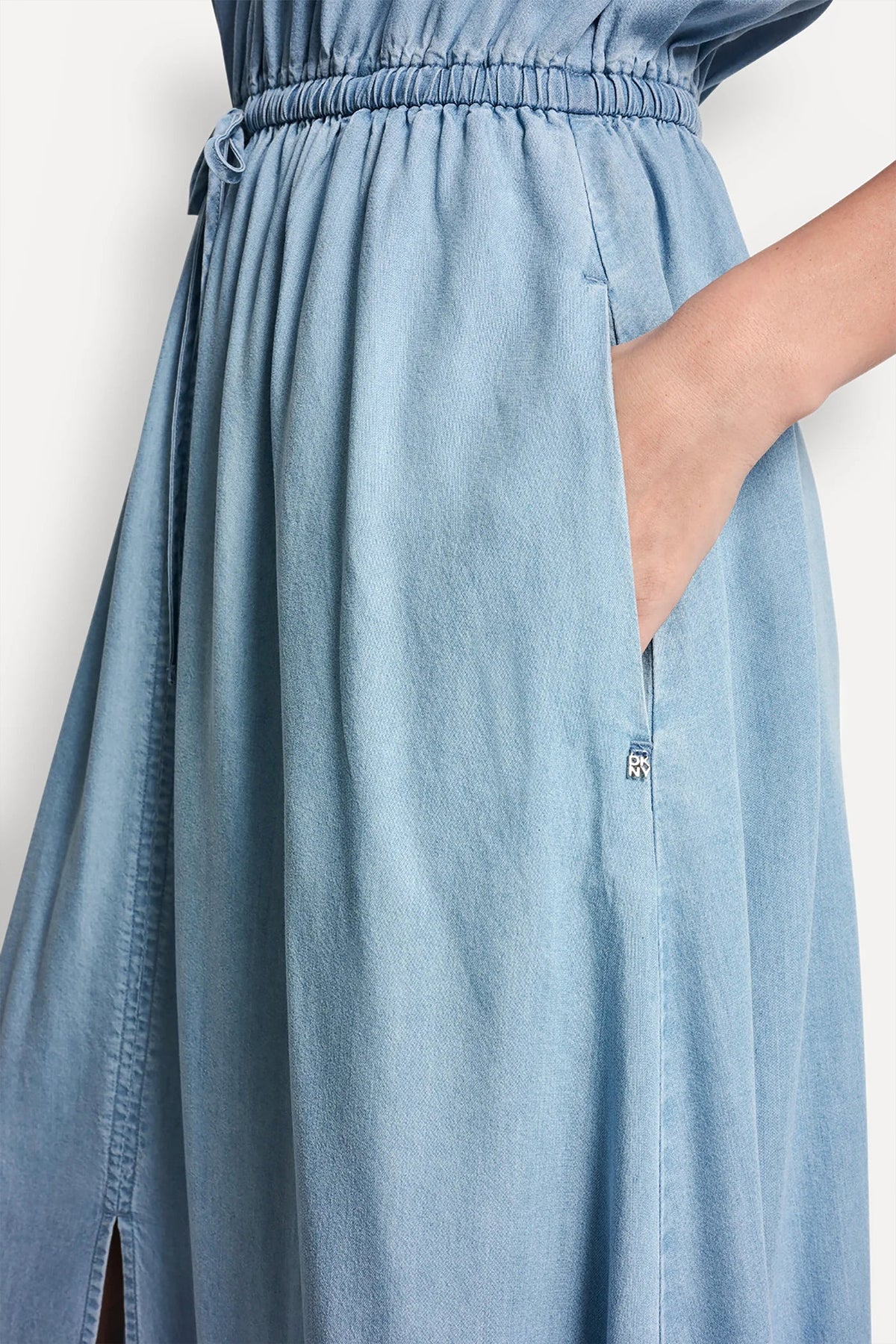 RUCHED V-NECK DRESS WITH TIE WAIST Chambray | DKNY