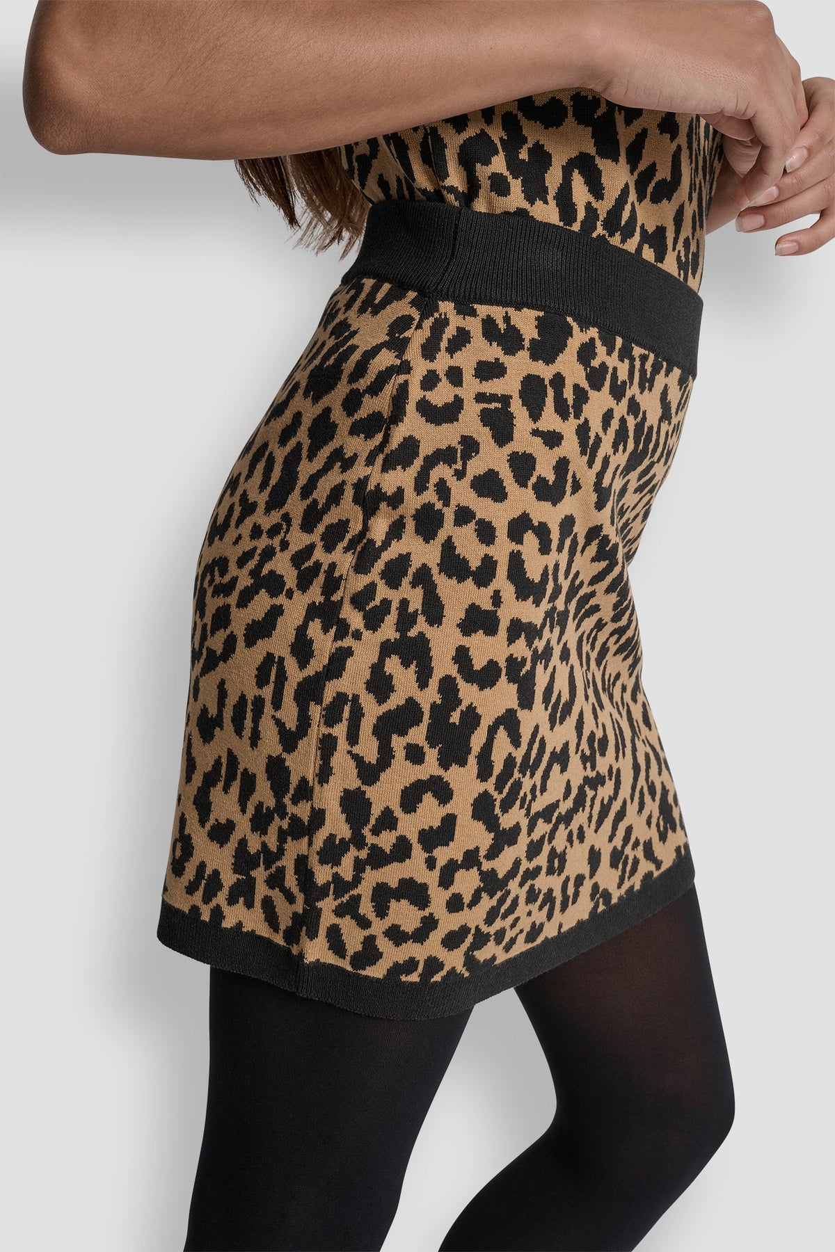 CHEETAH JACQUARD MINI SWEATER SKIRT WHISKEY/BLACK | DKNY