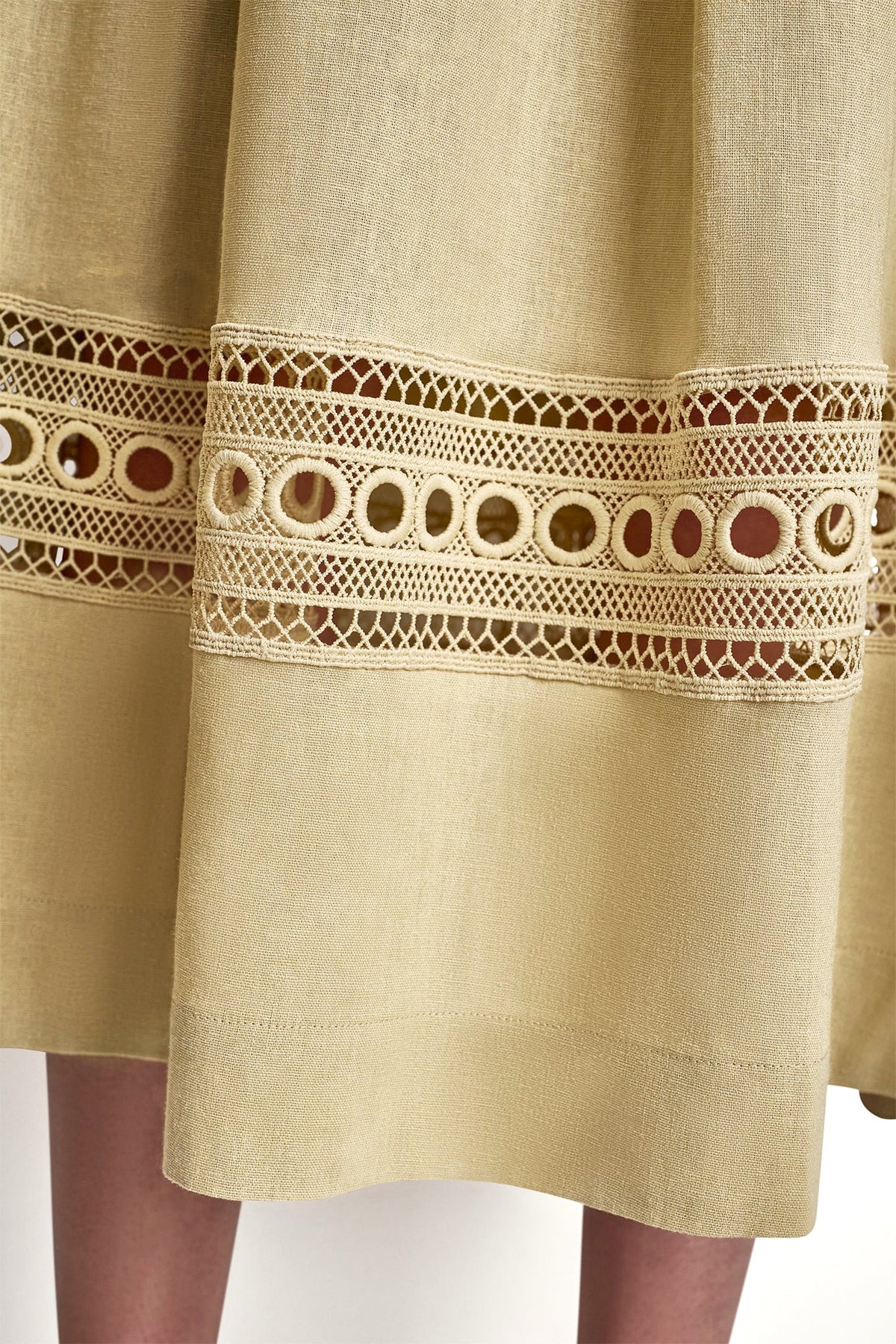 LINEN-BLEND LOOP LACE-TRIMMED PLEATED MIDI SKIRT Mojave Desert | DKNY