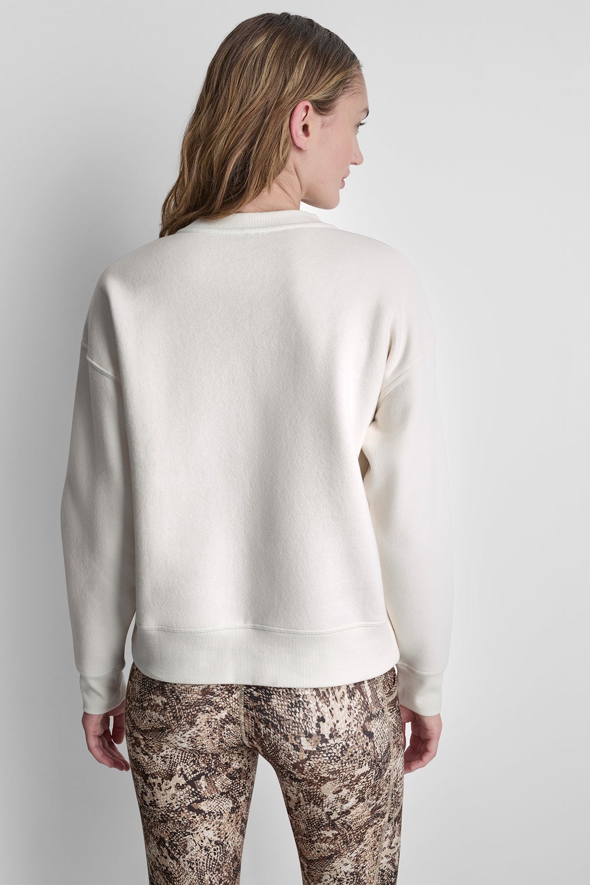 SNAKE PRINT LOGO SWEATSHIRT Eggnog/Serpent Chest | DKNY