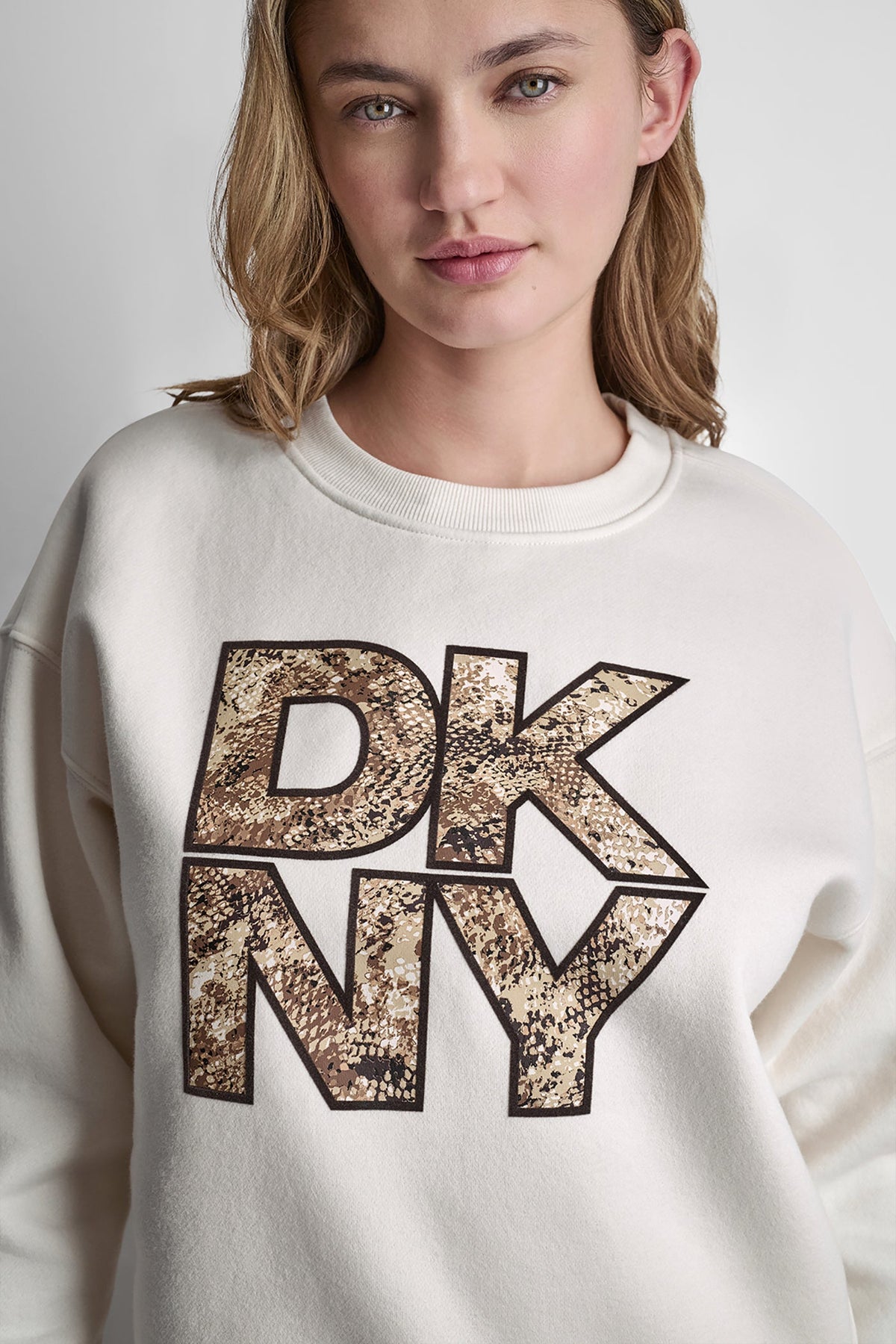 SNAKE PRINT LOGO SWEATSHIRT Eggnog/Serpent Chest | DKNY