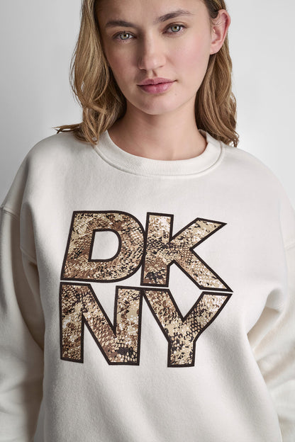 SNAKE PRINT LOGO SWEATSHIRT Eggnog/Serpent Chest | DKNY