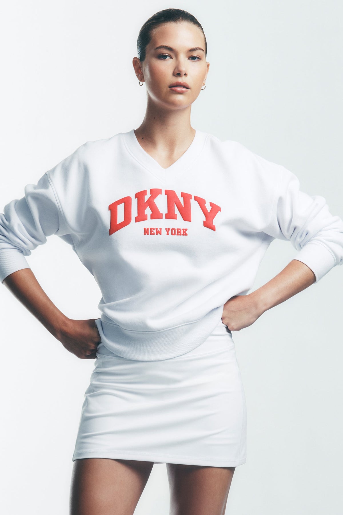 PUFF VARSITY LOGO V-NECK PULLOVER White/Punch | DKNY