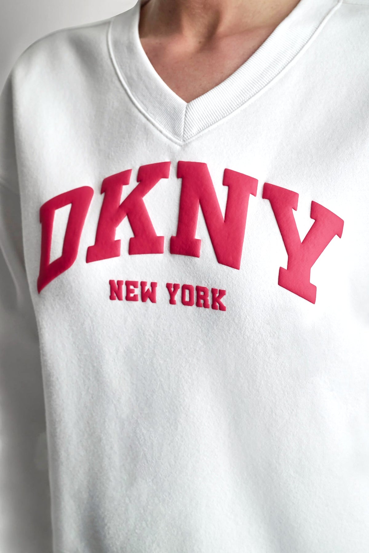 PUFF VARSITY LOGO V-NECK PULLOVER White/Punch | DKNY