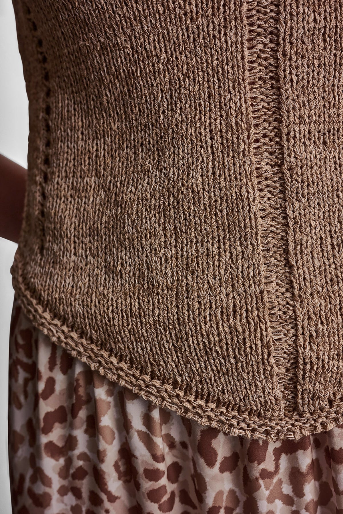 CURVED HEM RIB DETAIL CAMI Woodsmoke/White | DKNY