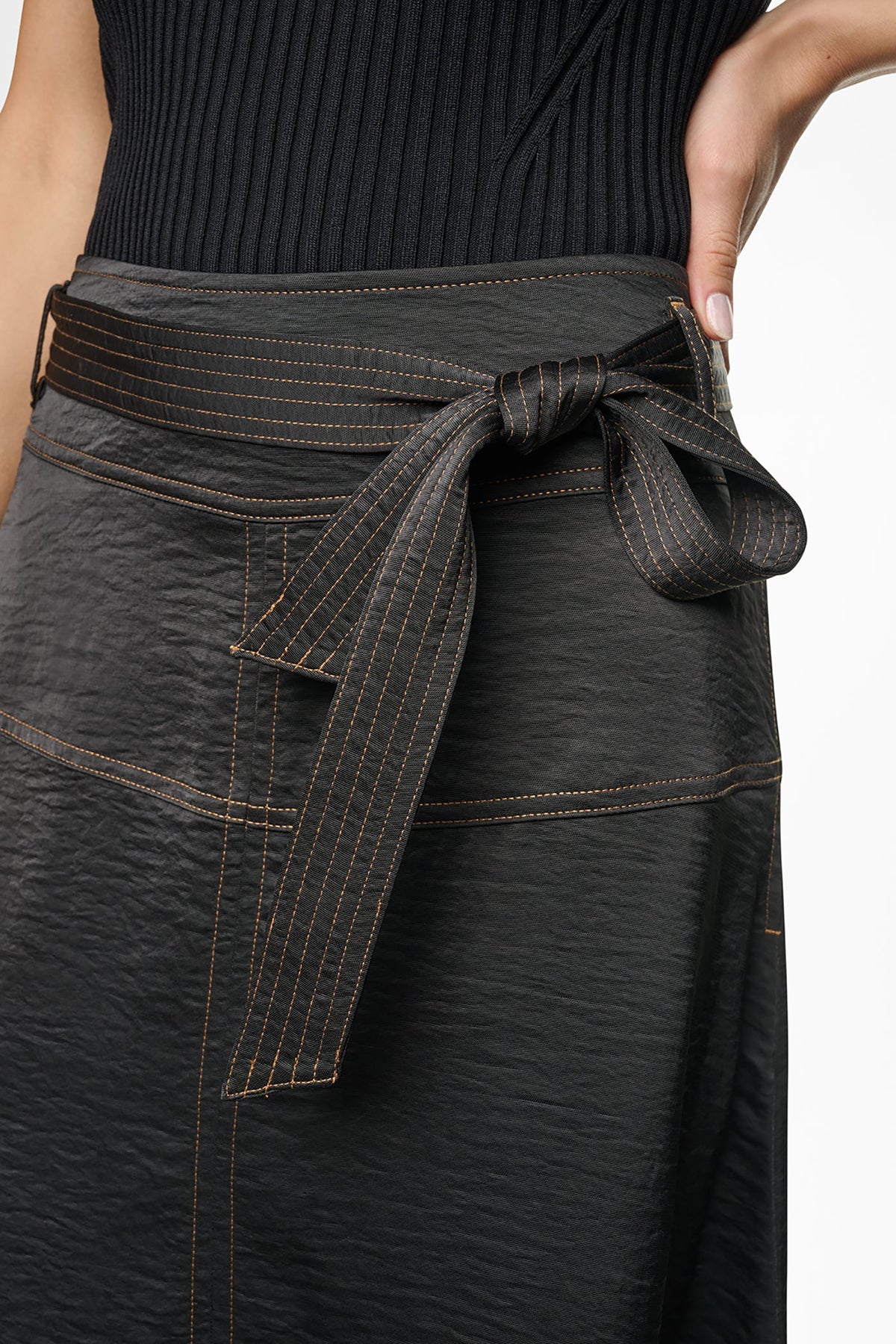 TIE WAIST CONTRAST STITCH MIDI SKIRT Black | DKNY