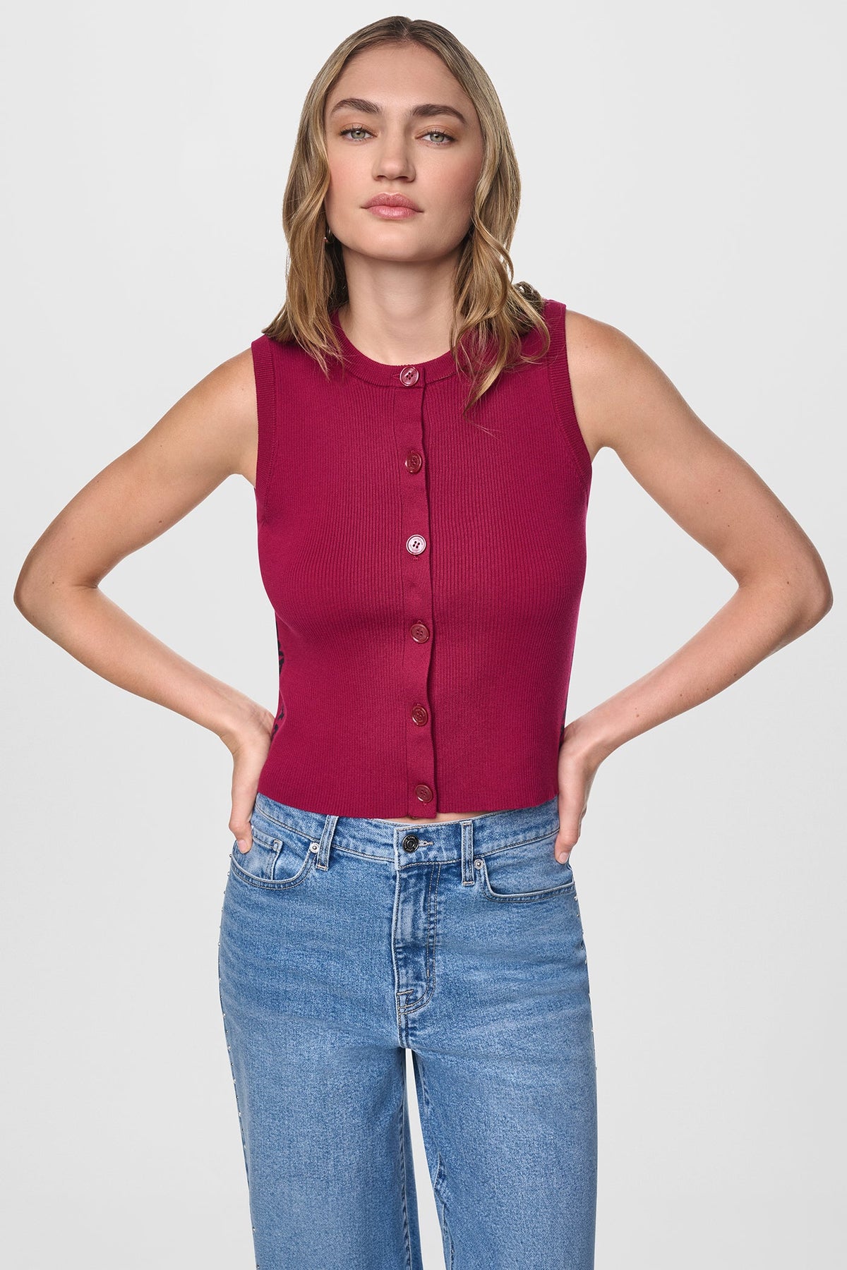 CROPPED SLEEVELESS LOGO TRIM SWEATER Beet/Black | DKNY