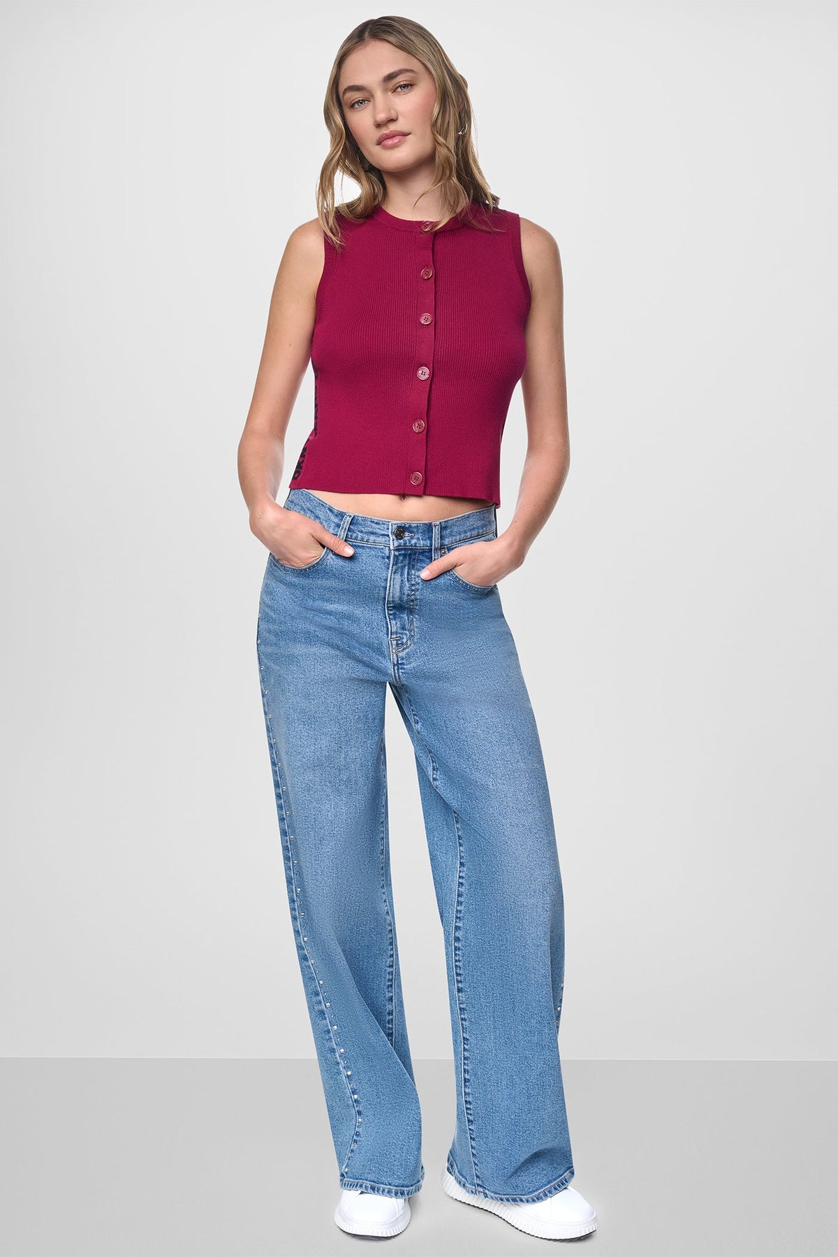 CROPPED SLEEVELESS LOGO TRIM SWEATER Beet/Black | DKNY