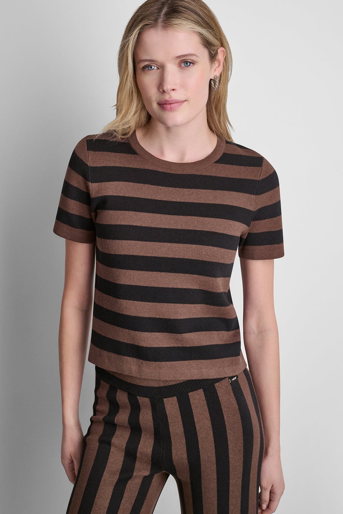SHORT SLEEVE STRIPE SWEATER Chestnut/Black | DKNY
