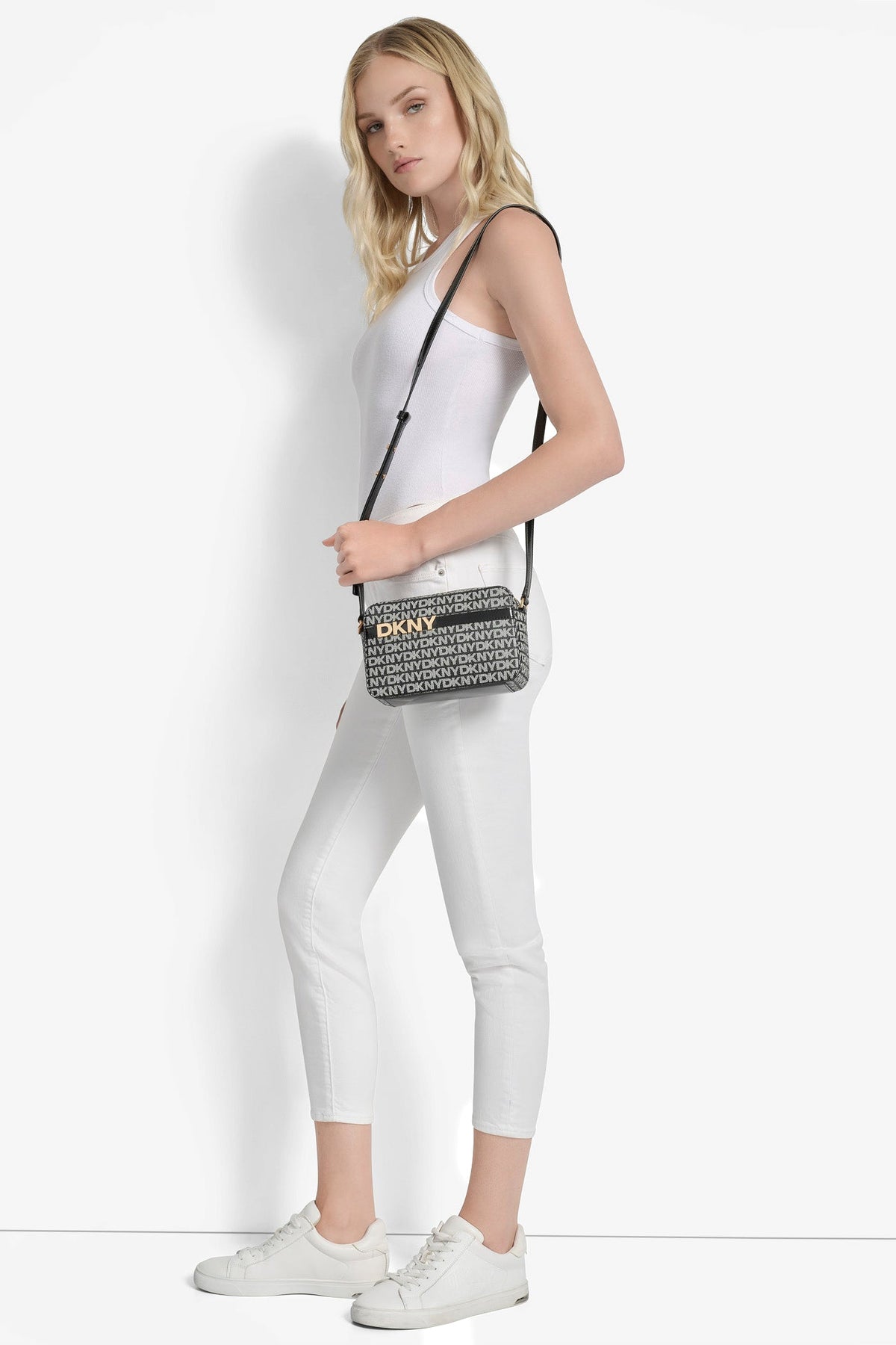AVRIL LOGO CAMERA BAG BLACK LOGO/BLACK | DKNY