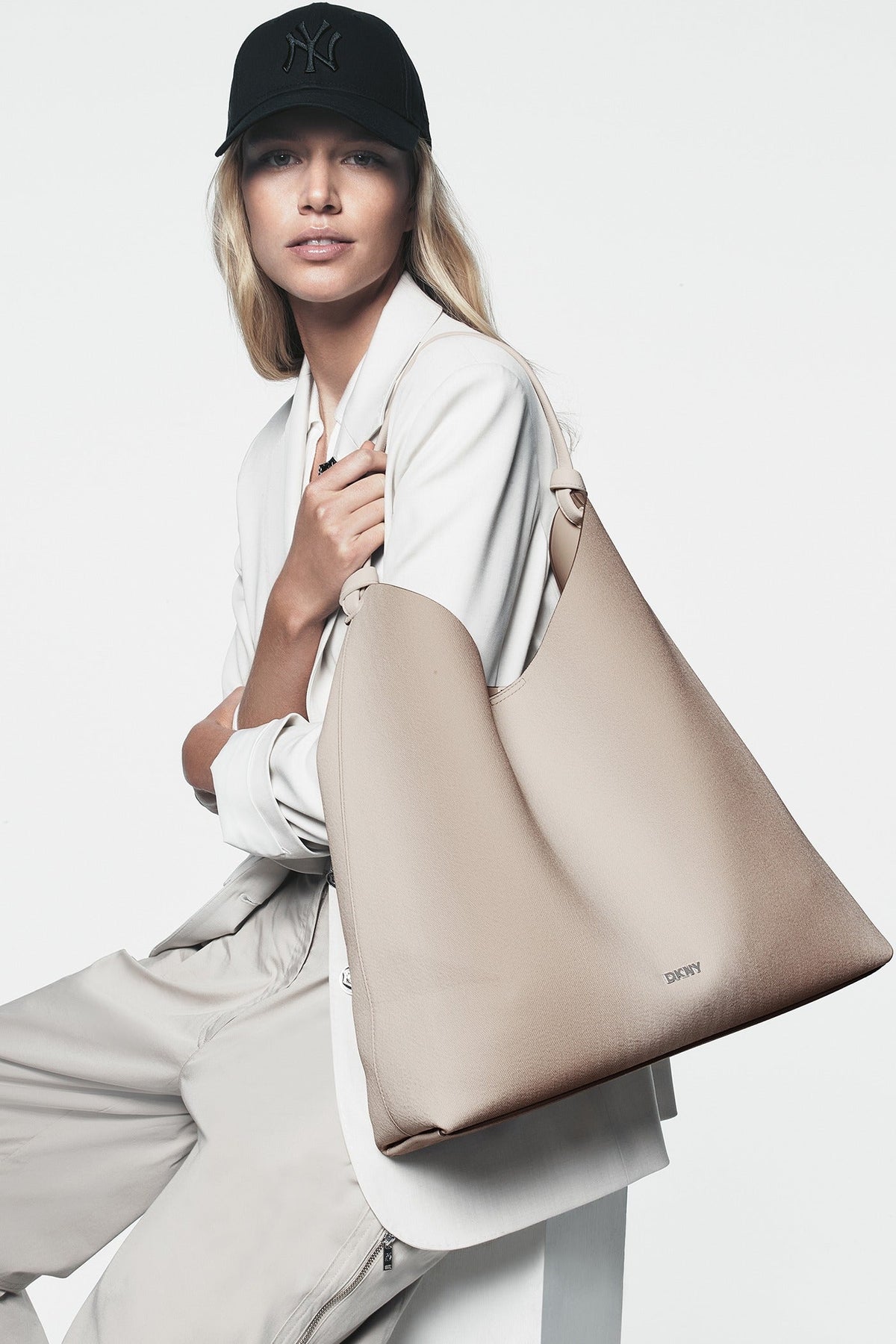 PAULA HOBO Light Taupe | DKNY
