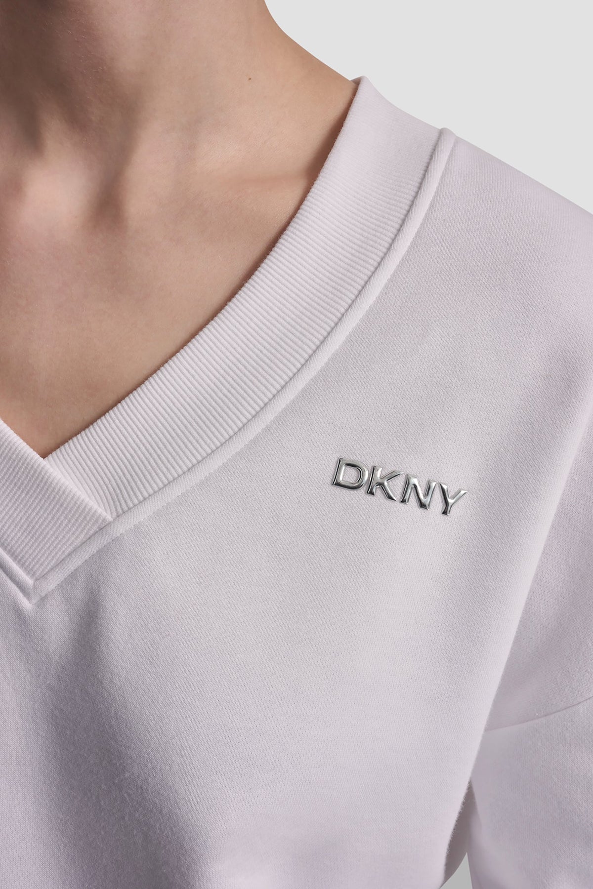 METALLIC BUBBLE LOGO V-NECK PULLOVER White | DKNY