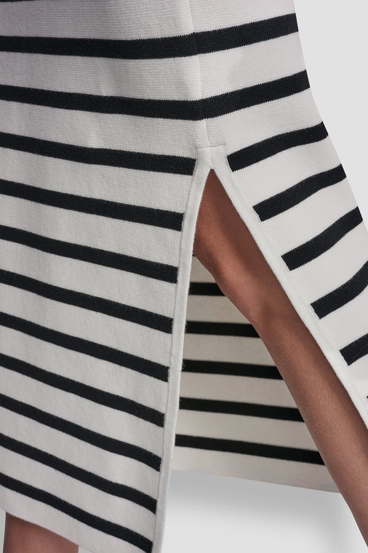 STRIPED MIDI SKIRT WITH SIDE SLIT Ivory/Black | DKNY